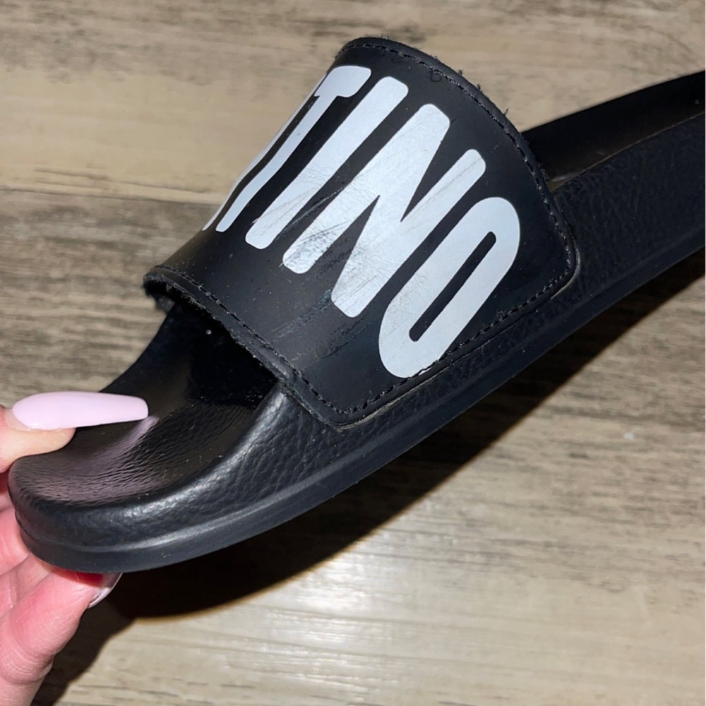 ❗️SALE❗️VALENTINO Black & White Logo Slides - Picture 7 of 9